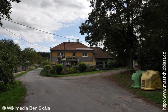Holičky u Chrudimi, náves