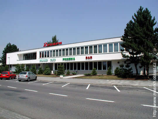 Komplex, ul. 1. máje, lékárna Lloyds s.r.o., Billiard Club, Pizzerie, Bar, GE Capital Bank